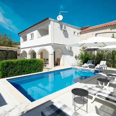 Martin - Rueckzugsort Auf Dem Land Mit Pool By Interhome Kringa